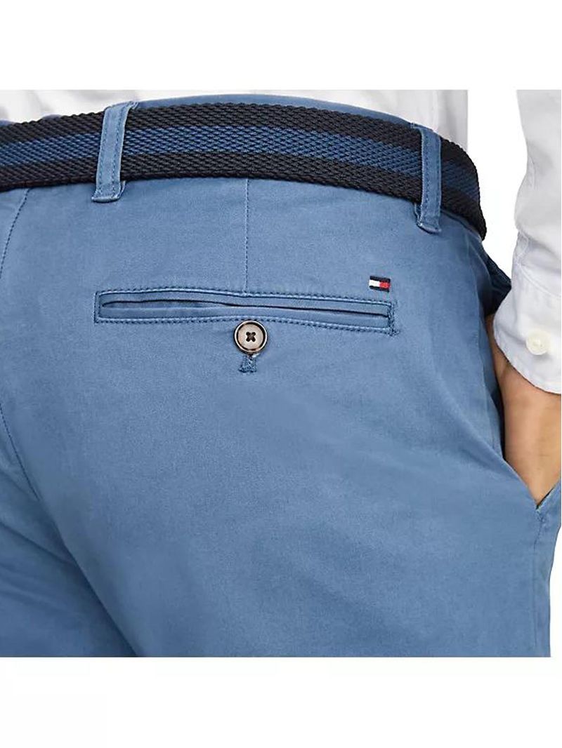 Pantalon-chino-con-logo