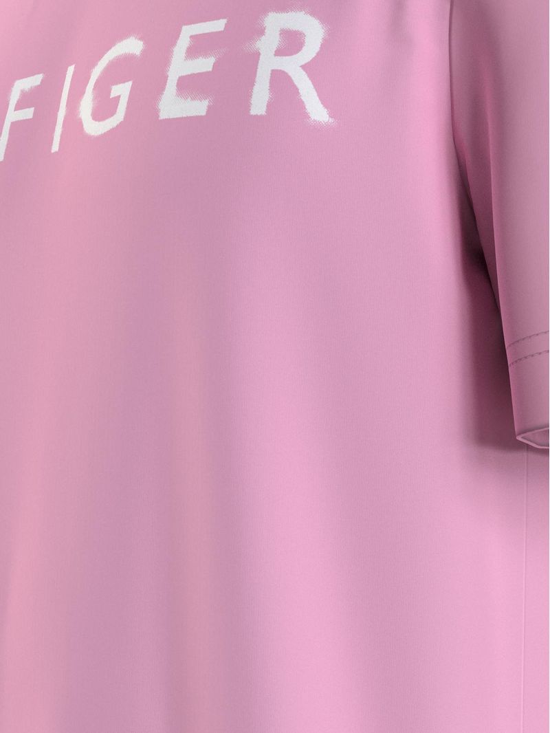 Remera-con-logo-artistico-Hilfiger