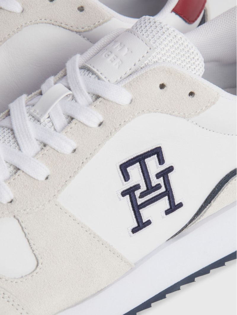 Zapatillas-estilo-running-con-monograma