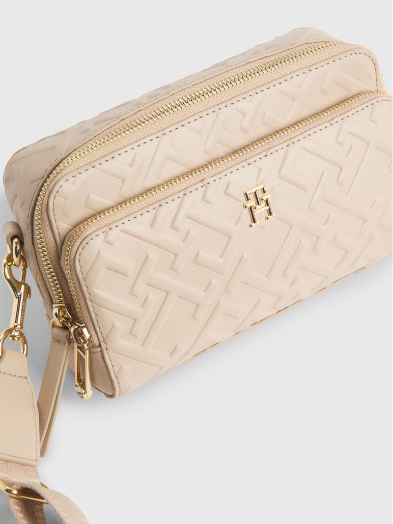 Cartera-iconic-con-monograma-en-relieve