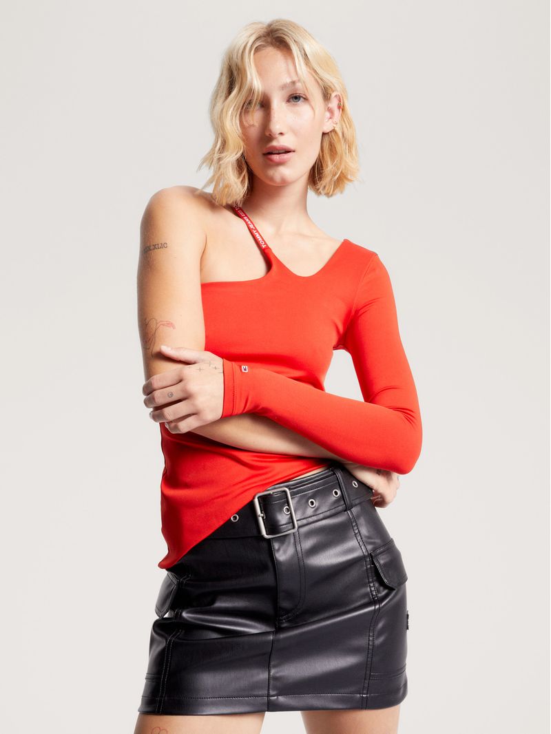 Remera-con-bajo-asimetrico-y-una-manga