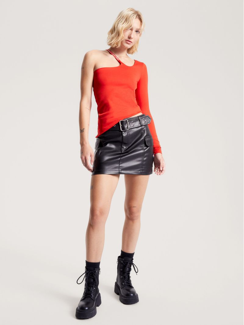 Remera-con-bajo-asimetrico-y-una-manga