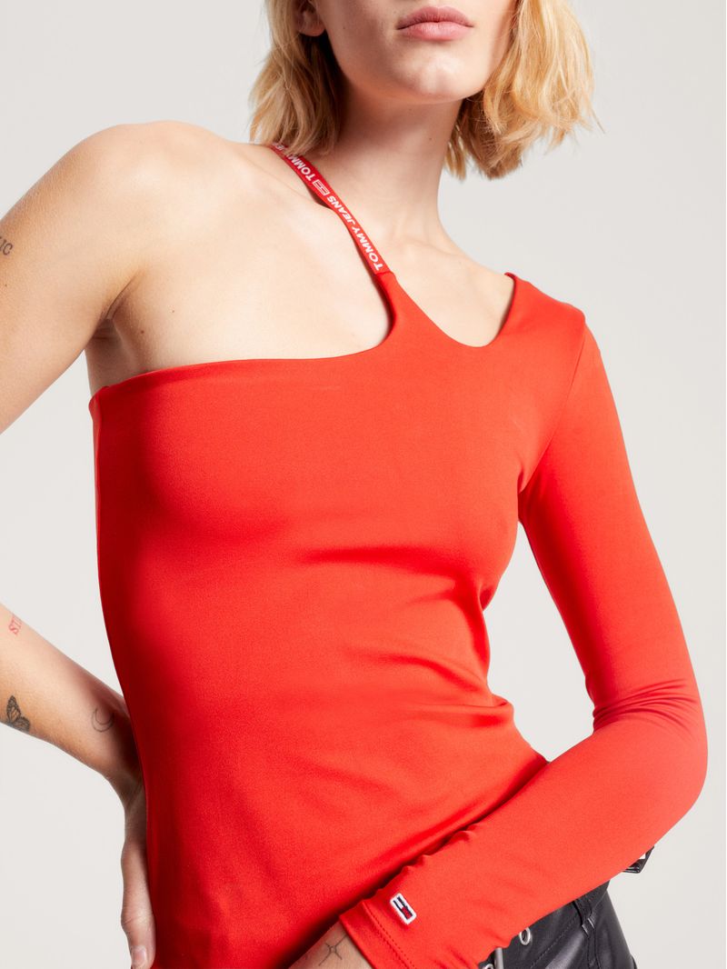 Remera-con-bajo-asimetrico-y-una-manga