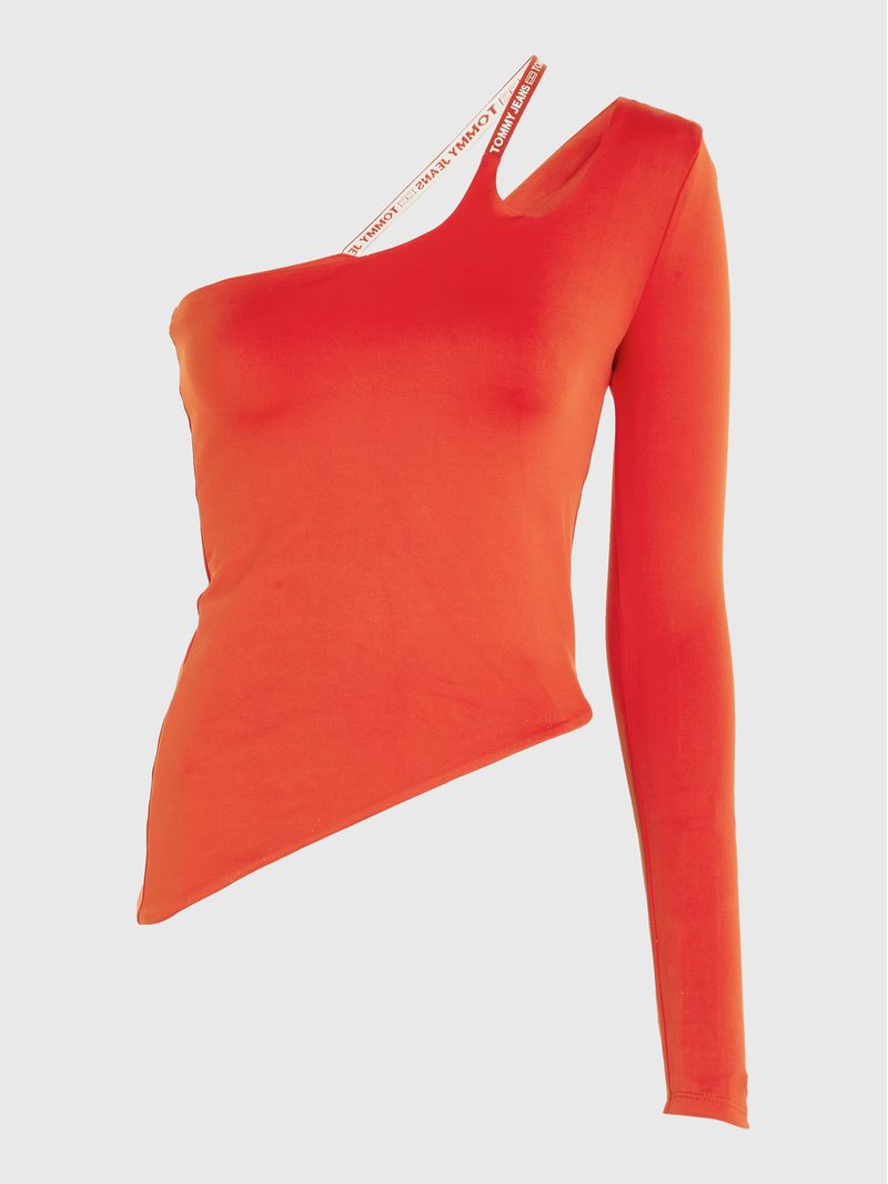 Remera-con-bajo-asimetrico-y-una-manga
