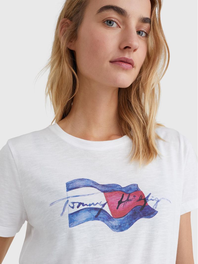 Remera-con-logo-ondulante