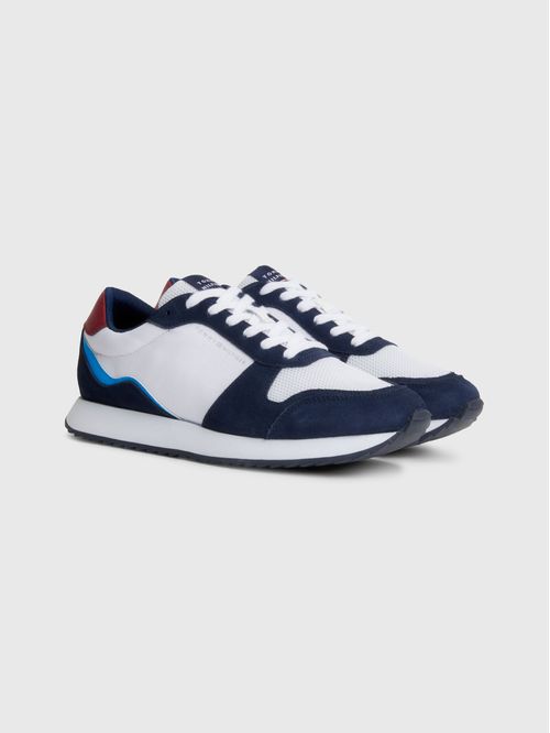 Zapatillas con paneles mixtos y suela dentada