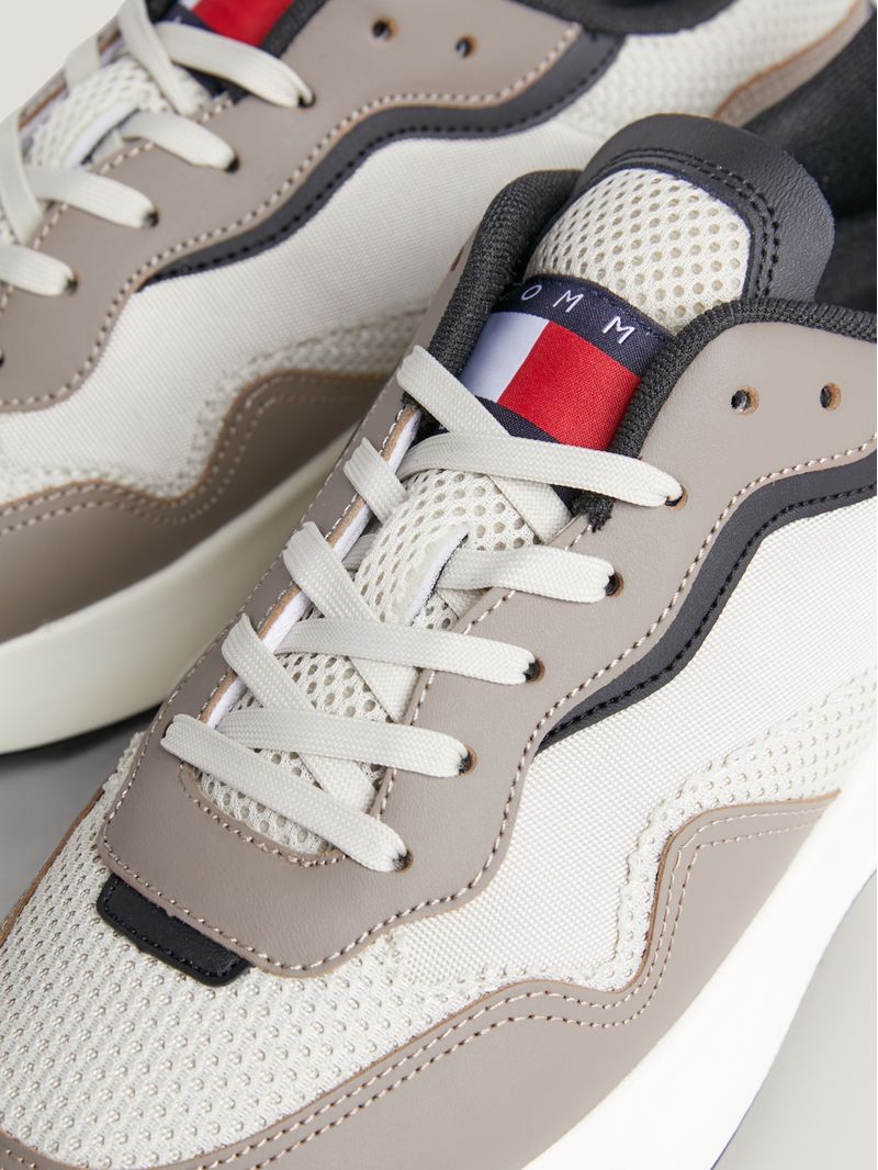 Zapatillas-estilo-running-de-texturas-mixtas