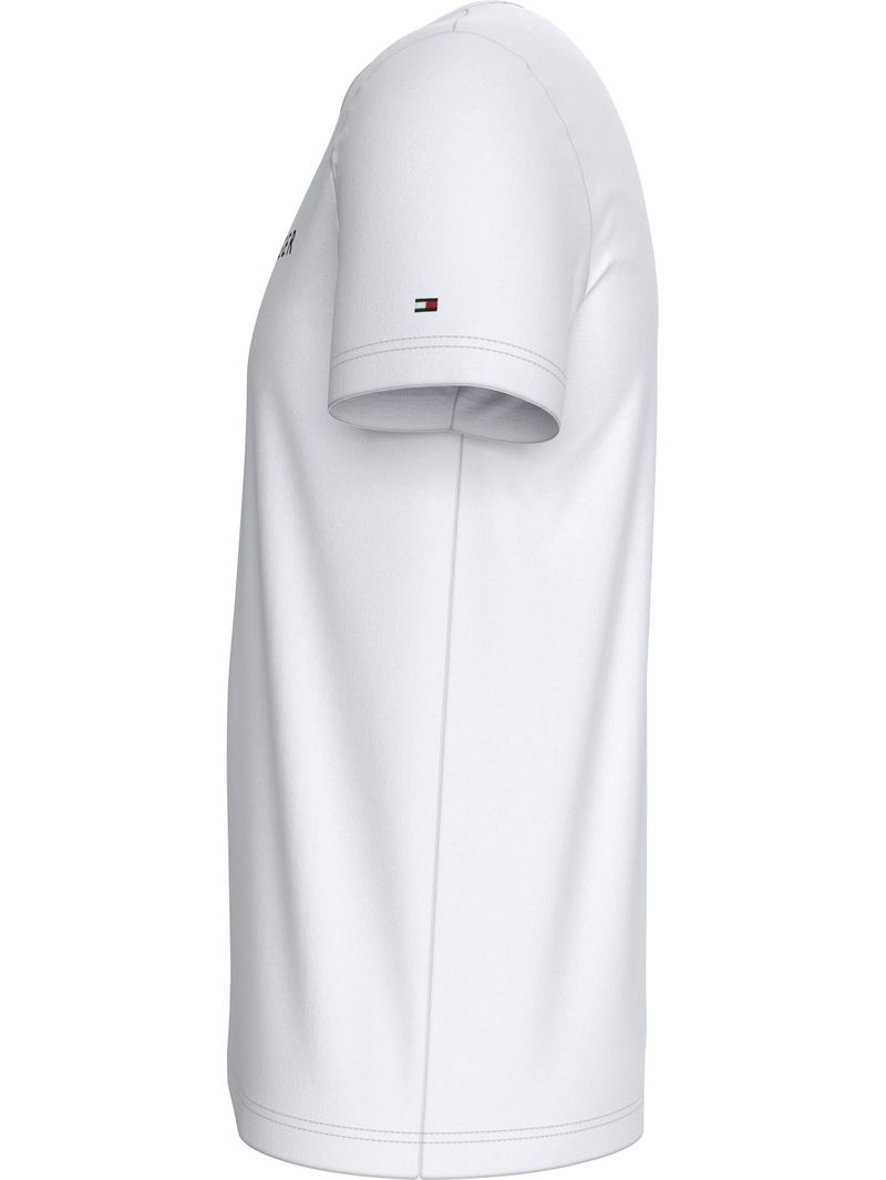 Remera-con-logo-bordado-en-el-pecho
