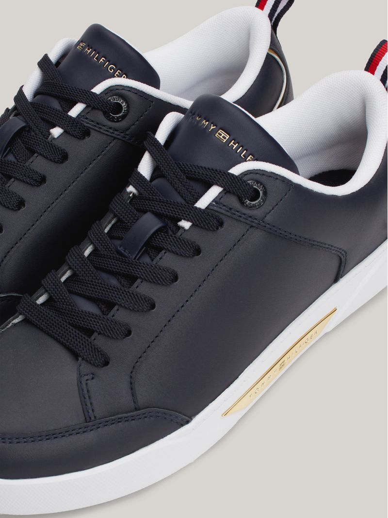 Zapatillas-de-piel-con-ribete-metalizado