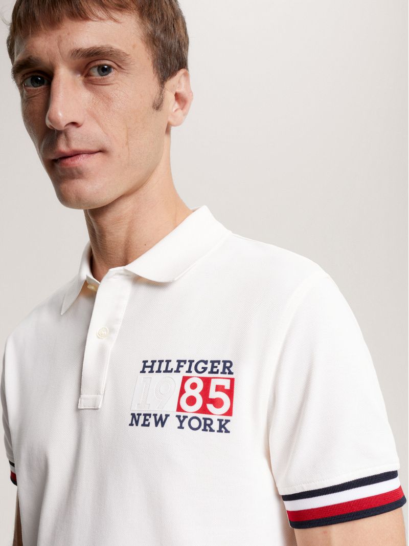 Chomba-ribeteada-de-corte-slim-con-logo