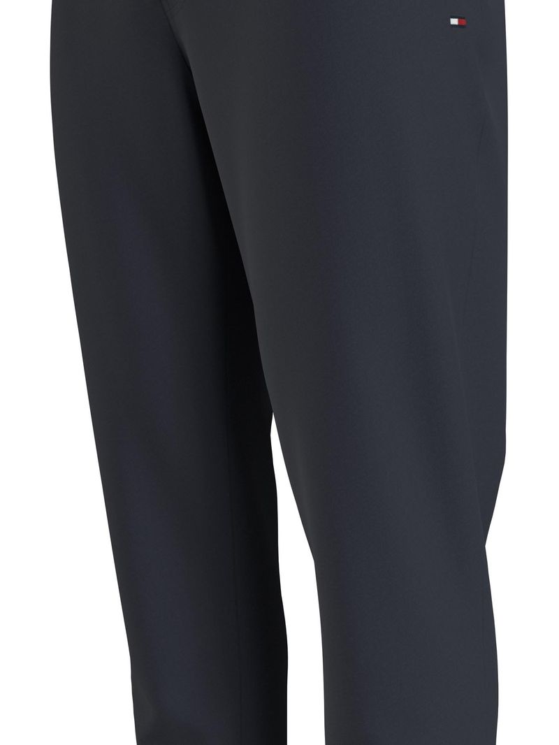 Joggers-con-logo-y-pierna-recta