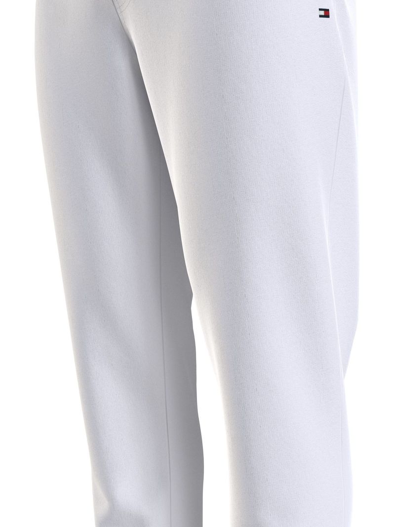 Joggers-con-logo-y-pierna-recta