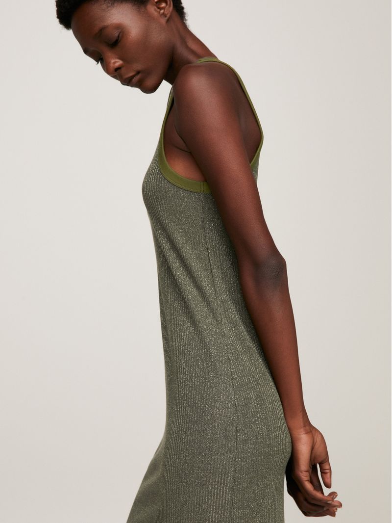 Vestido-midi-sin-mangas-de-corte-slim