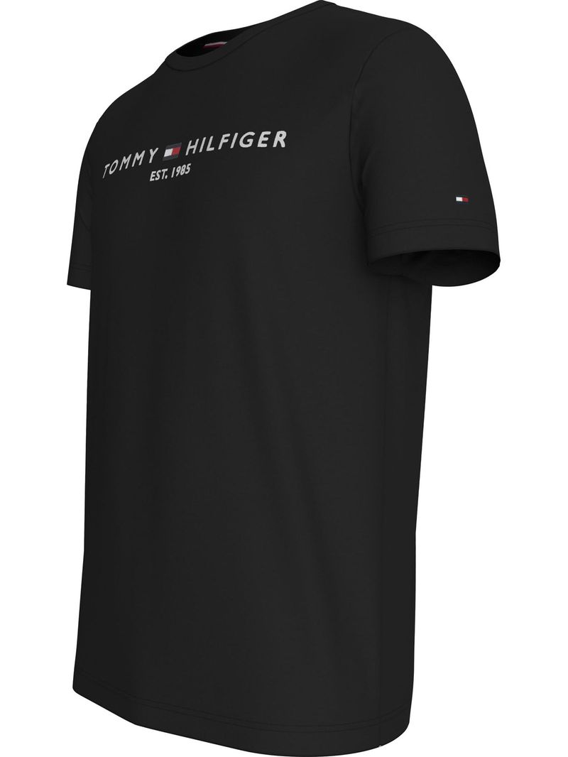 Remera-con-logo-bordado-en-el-pecho