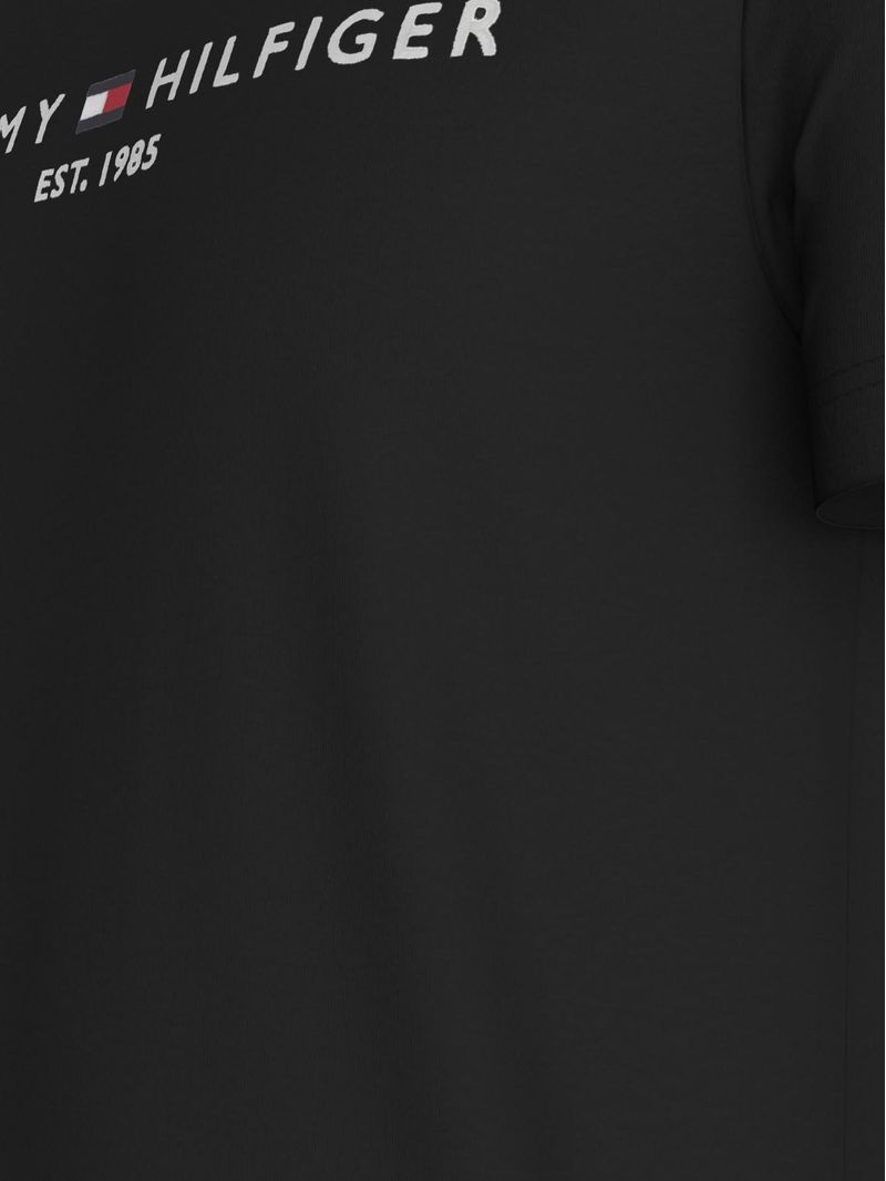 Remera-con-logo-bordado-en-el-pecho