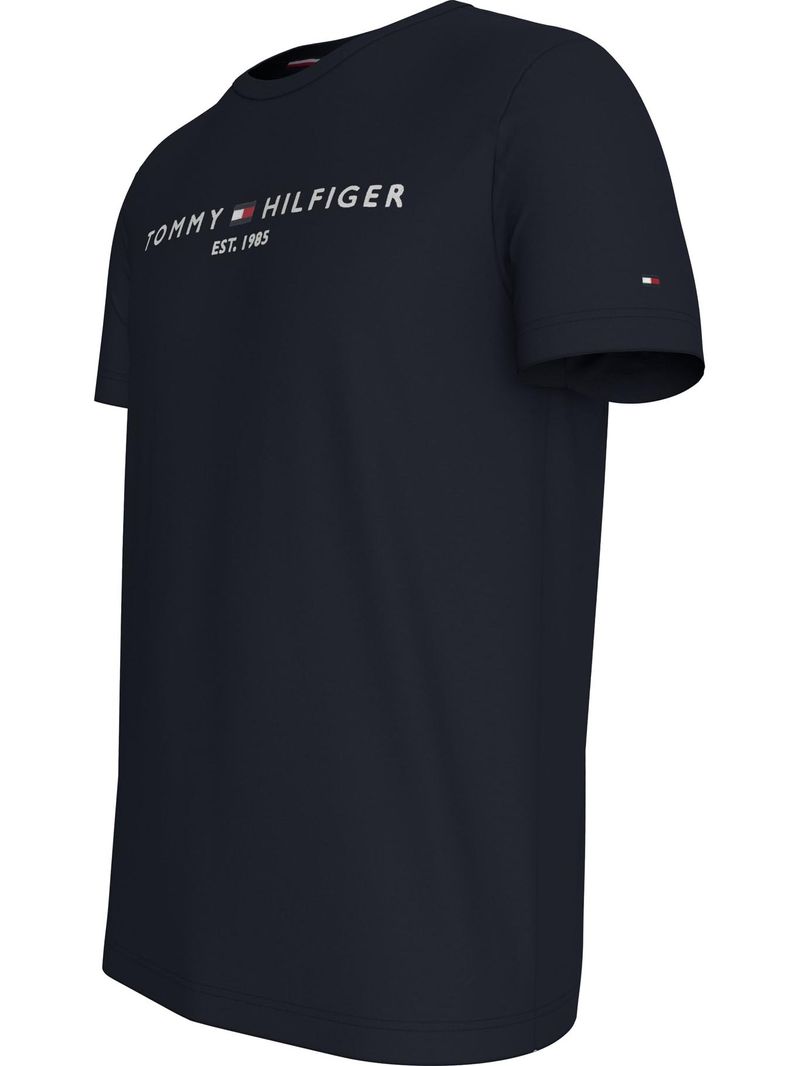Remera-con-logo-bordado-en-el-pecho
