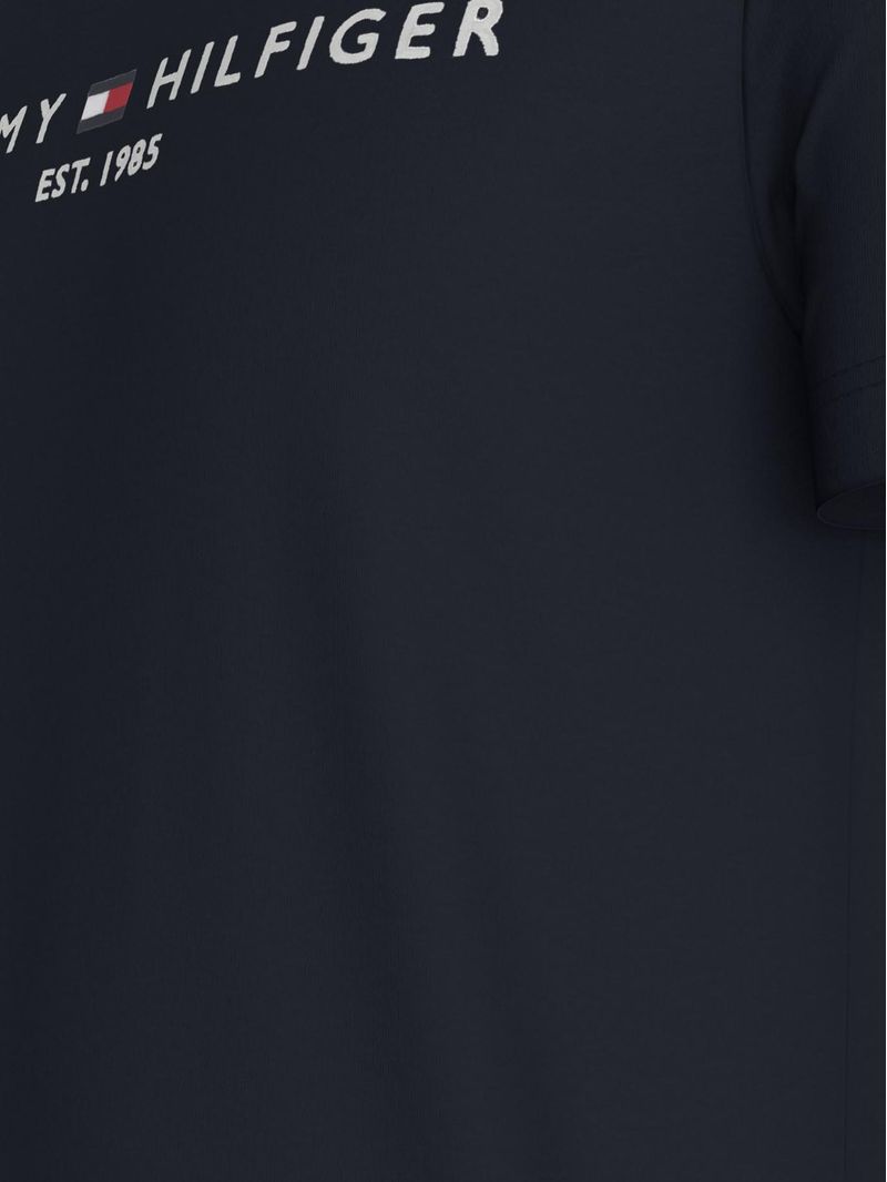 Remera-con-logo-bordado-en-el-pecho