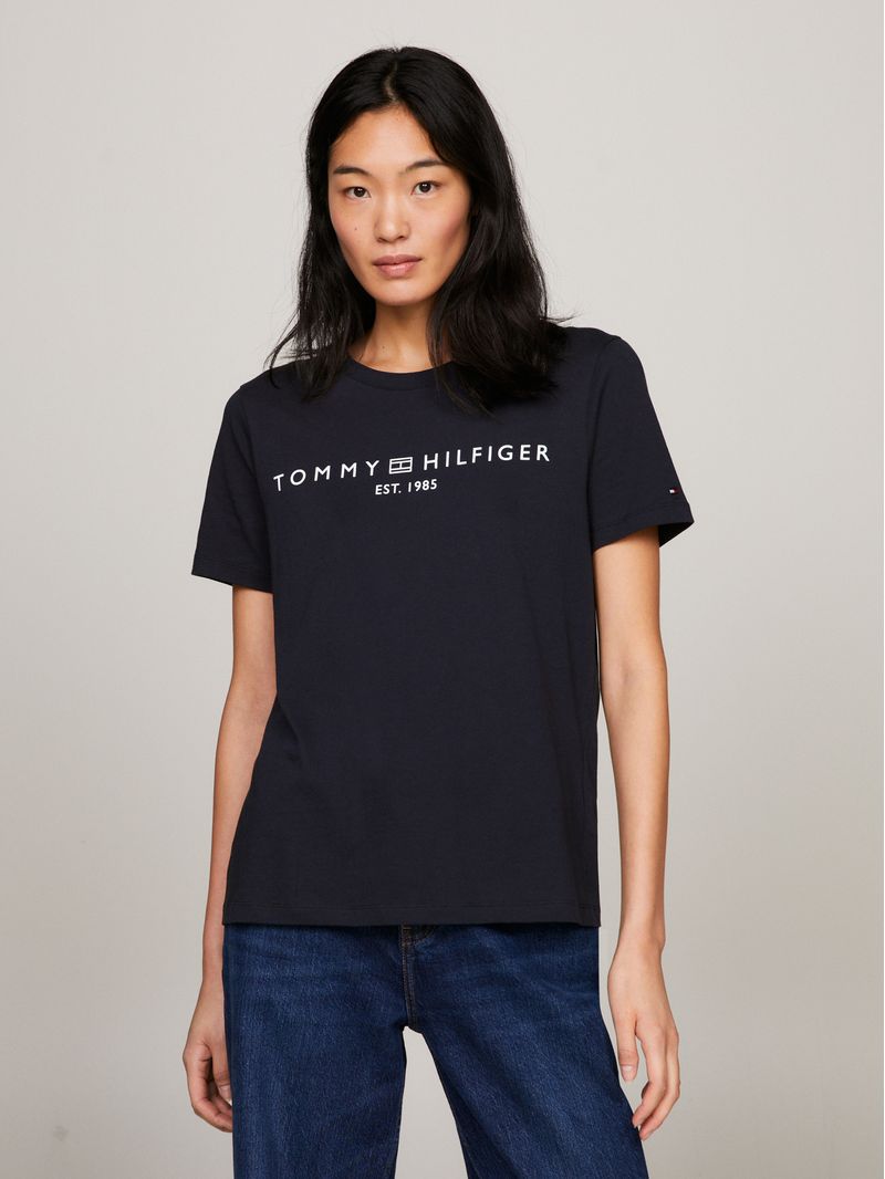 Remera-con-cuello-redondo-y-logo-distintivo