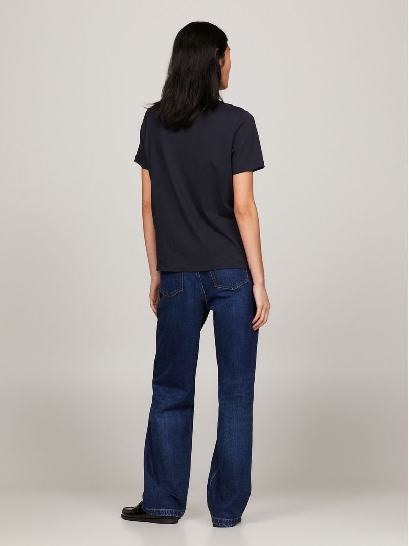 Remera-con-cuello-redondo-y-logo-distintivo