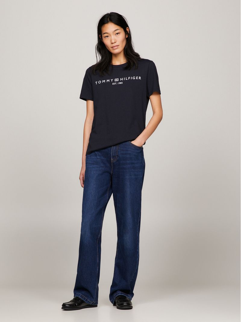 Remera-con-cuello-redondo-y-logo-distintivo