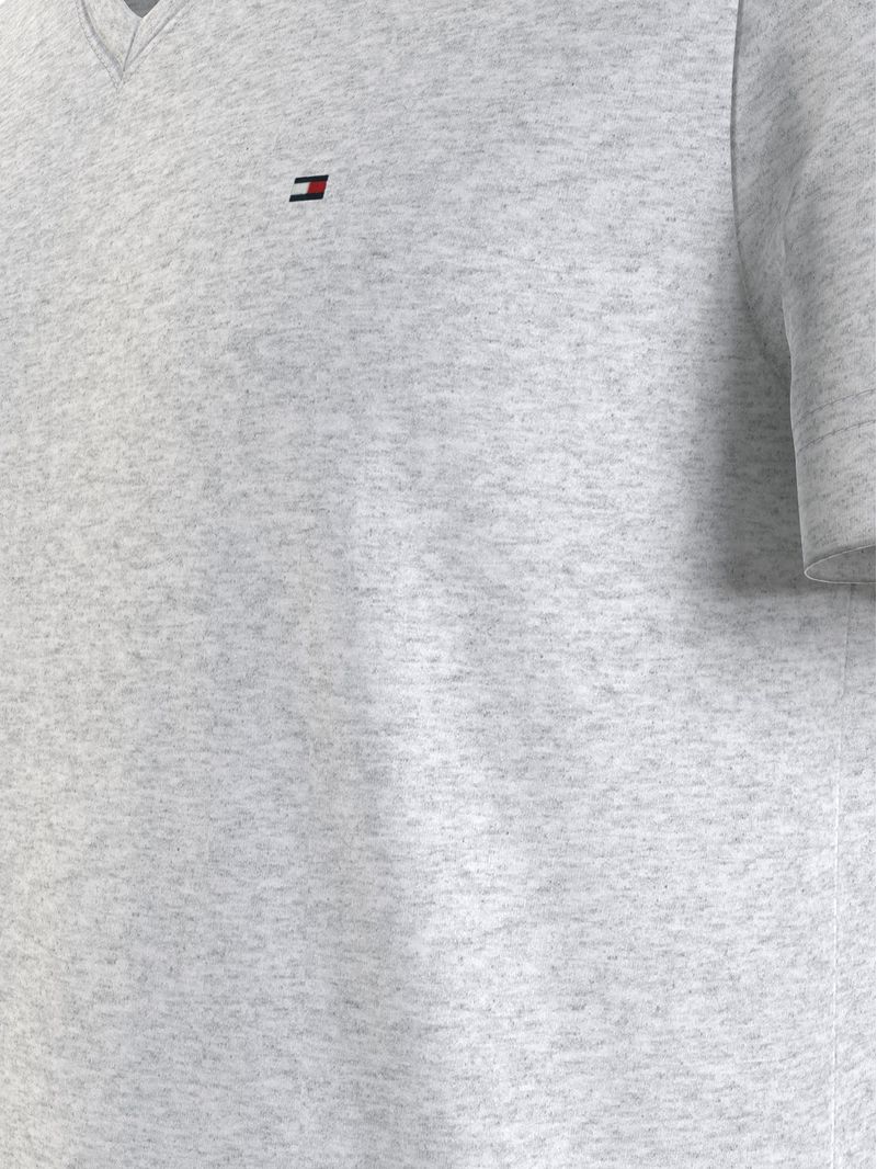 Remera-Essential-en-cuello-v