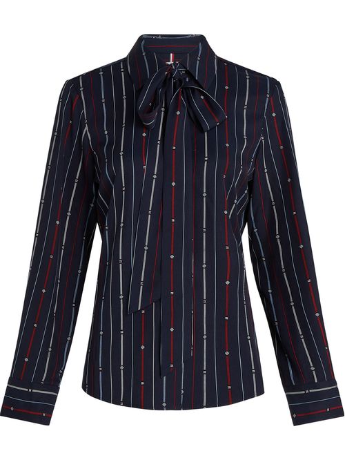 Camisa de rayas y logos con lazo en el cuello