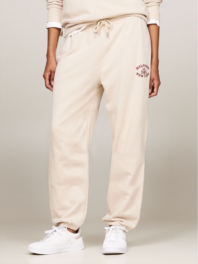 Joggers-universitarios-con-logo-bordado