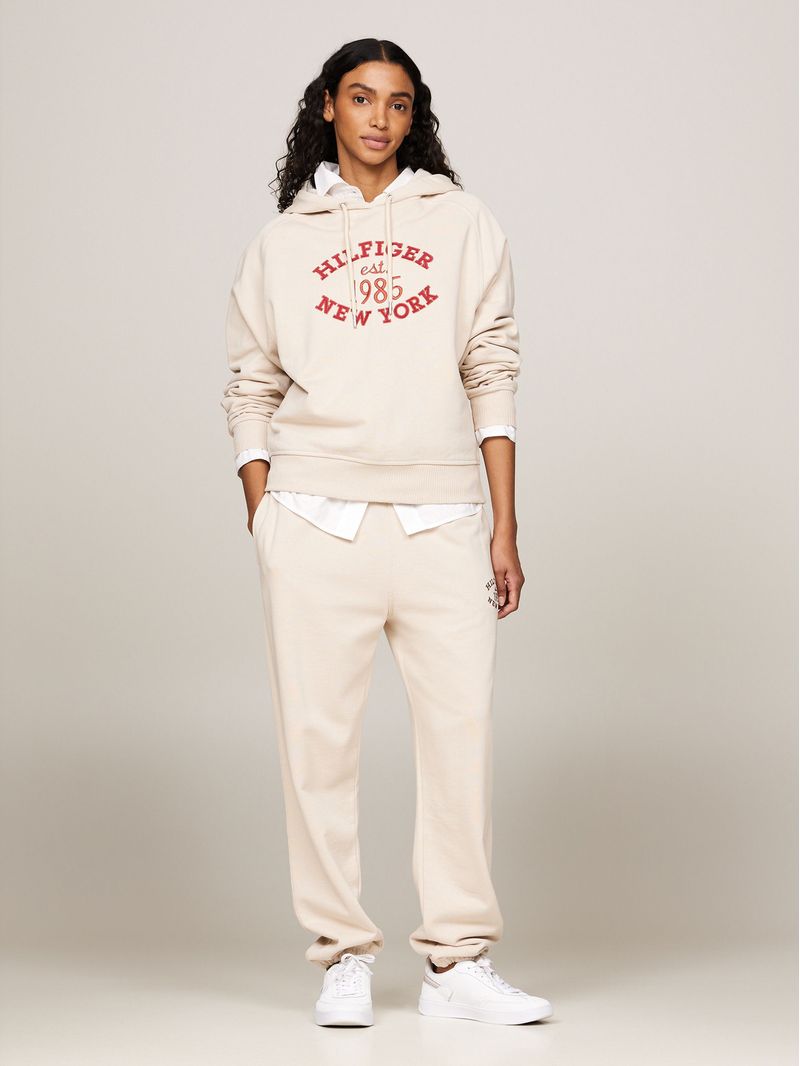 Joggers-universitarios-con-logo-bordado