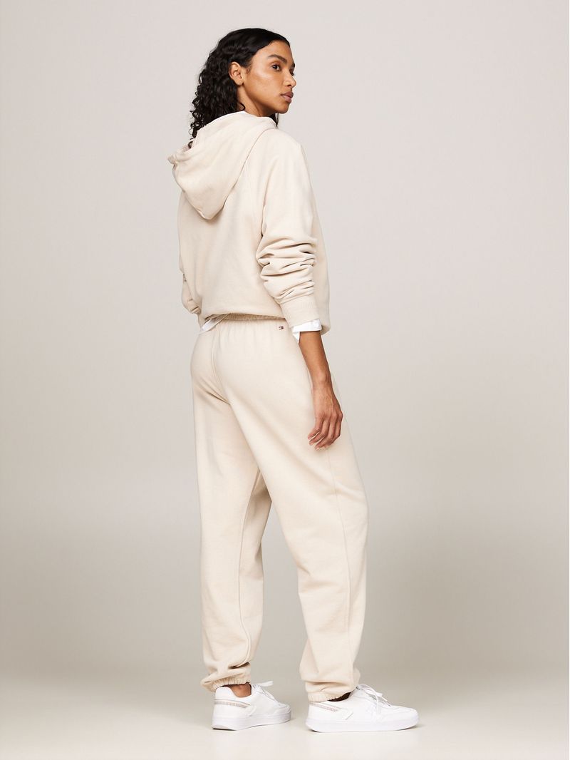 Joggers-universitarios-con-logo-bordado