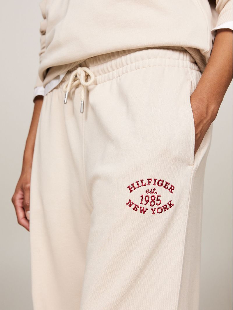 Joggers-universitarios-con-logo-bordado