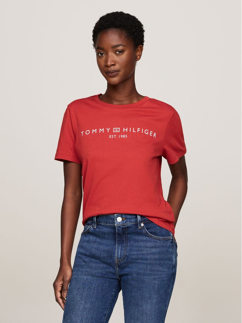Remera-con-cuello-redondo-y-logo-distintivo