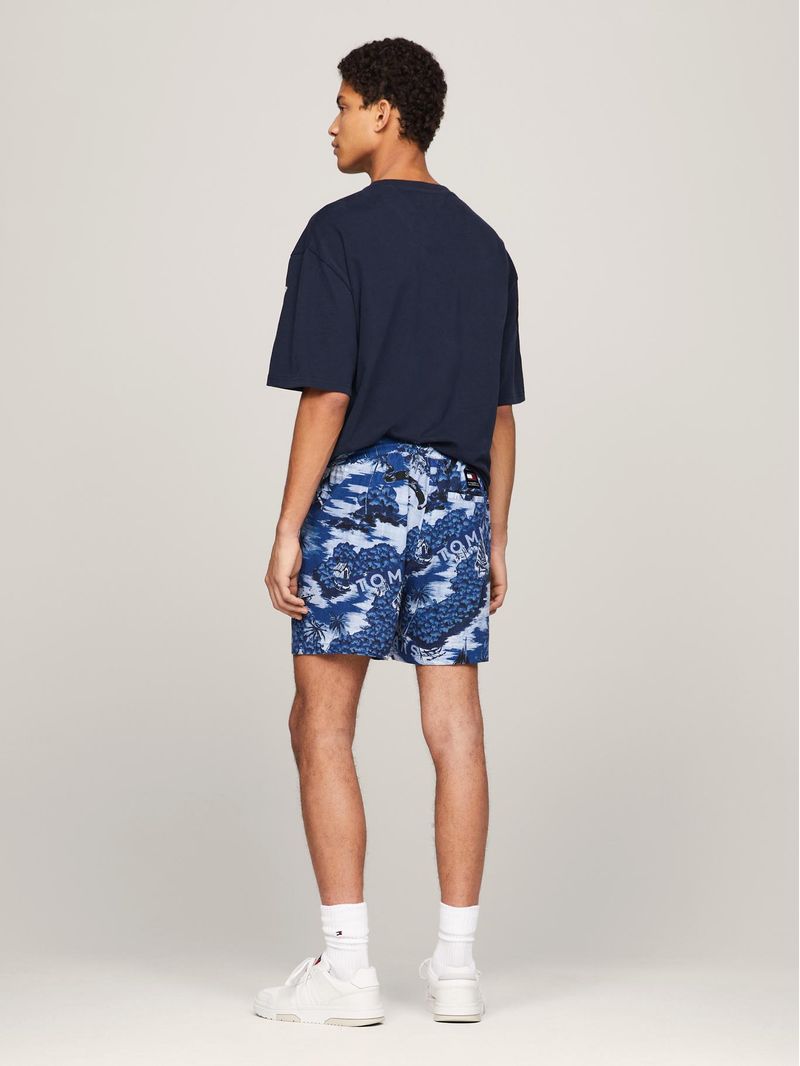 Pantalon-corto-con-estampado-hawaiano