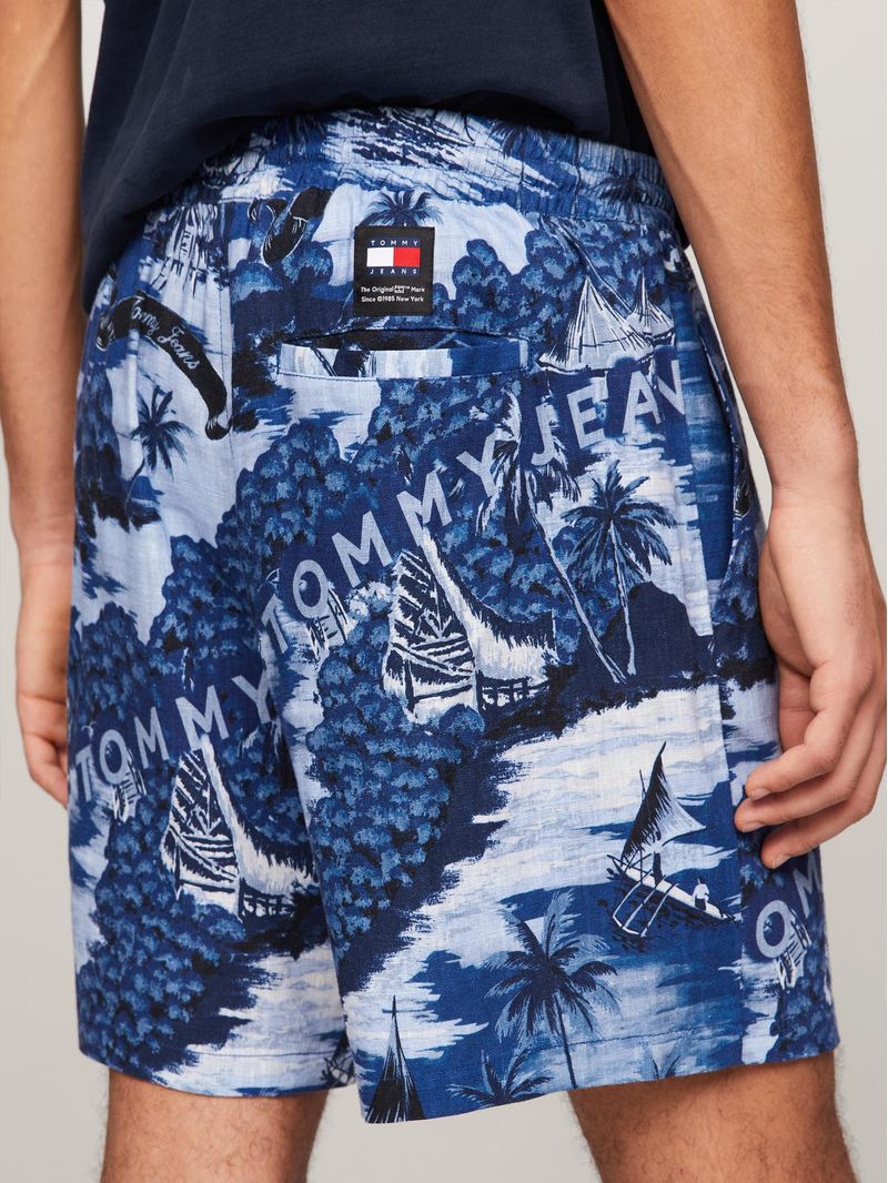 Pantalon-corto-con-estampado-hawaiano