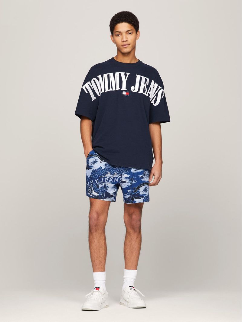 Pantalon-corto-con-estampado-hawaiano