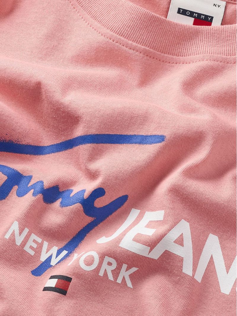 Remera-con-la-firma-de-Tommy-Jeans-en-el-pecho