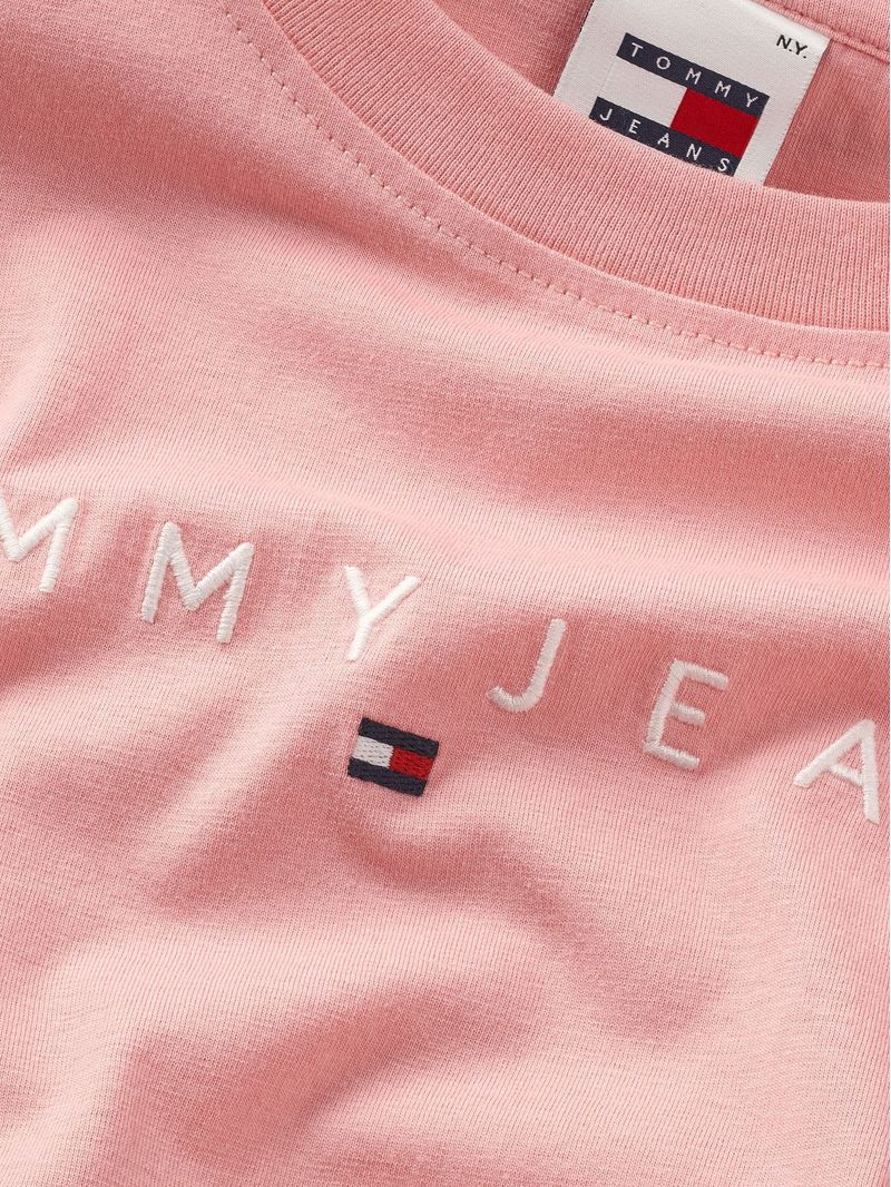 Remera-de-cuello-redondo-con-logo