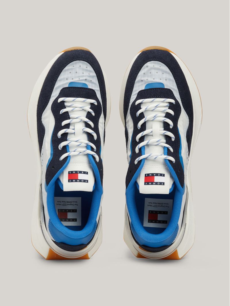 Zapatillas-estilo-running-con-suela-dentada