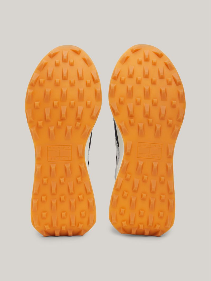 Zapatillas-estilo-running-con-suela-dentada