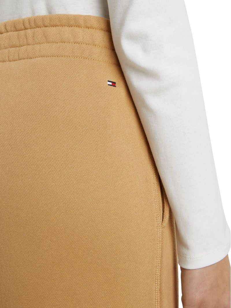 Joggers-conicos-con-logo-lateral