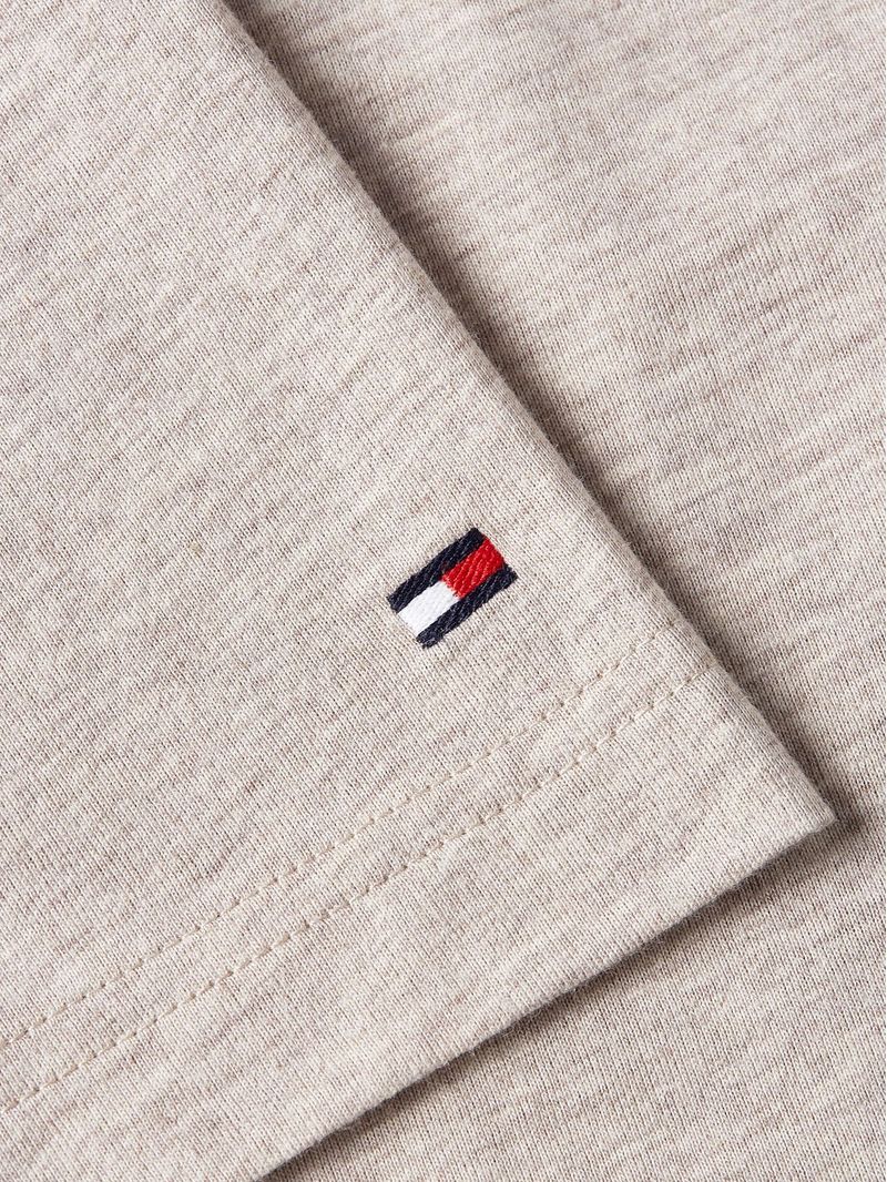 Remera-con-logo-monotipo