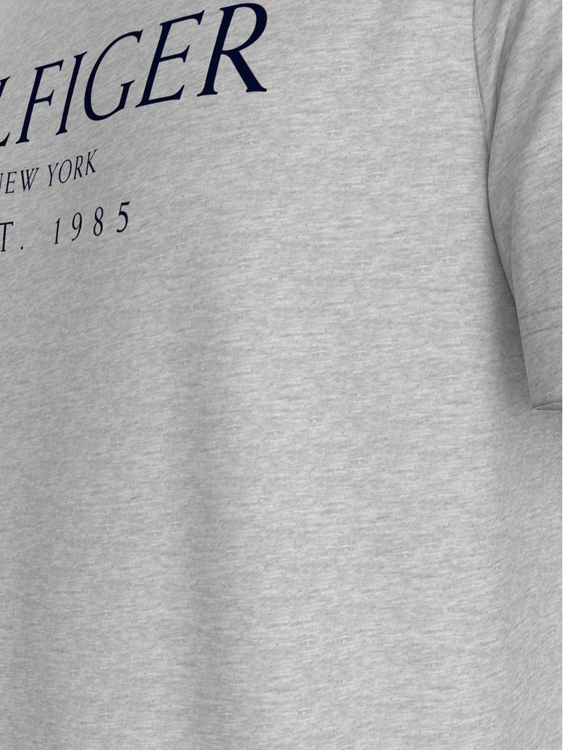 Remera-con-logo-monotipo
