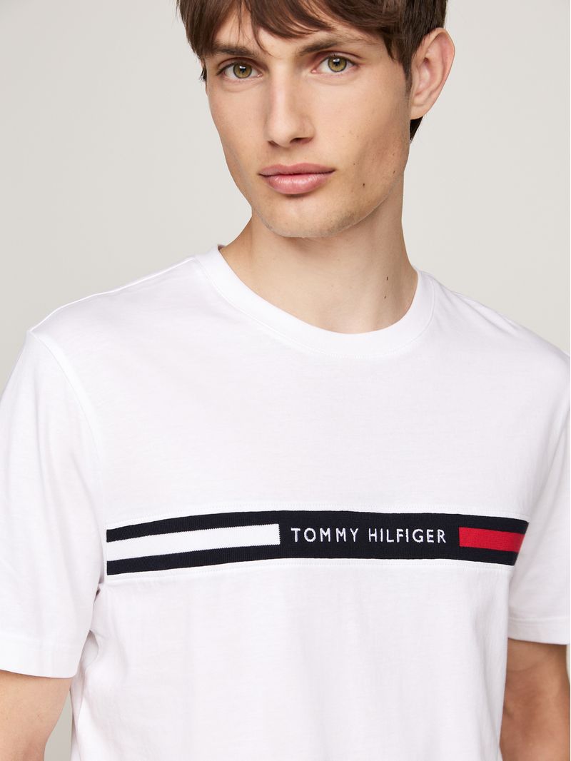 Remera-de-cuello-redondo-con-logo