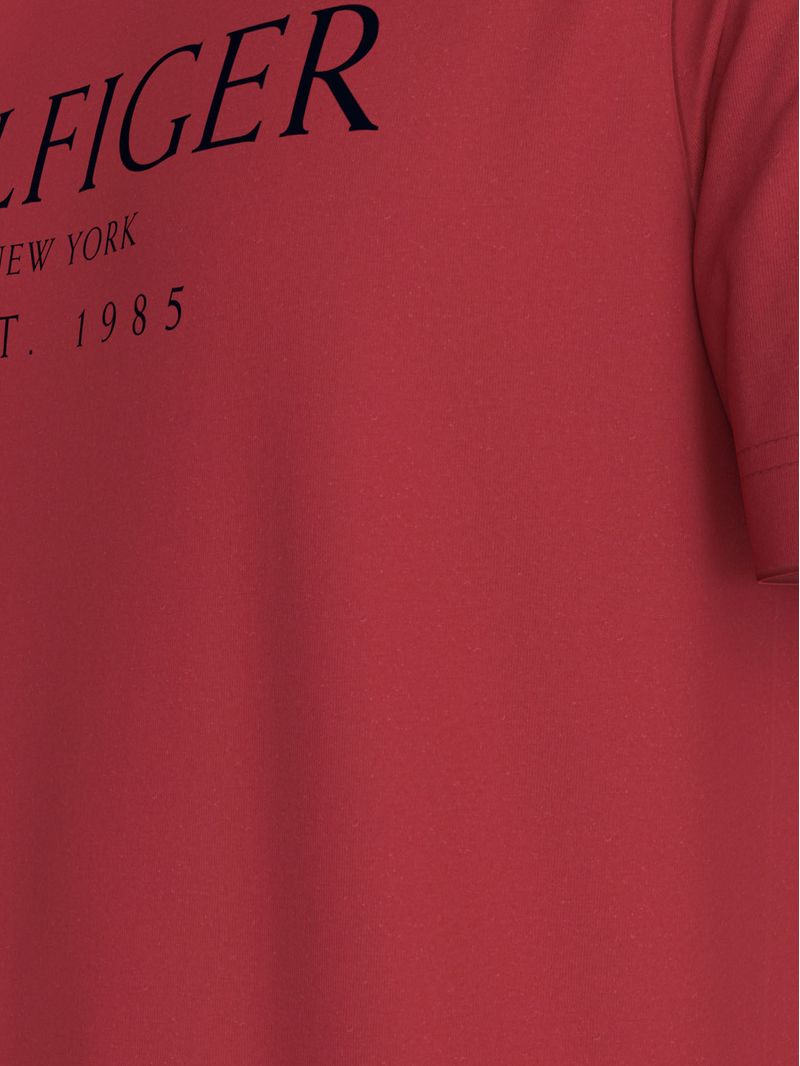 Remera-con-logo-monotipo