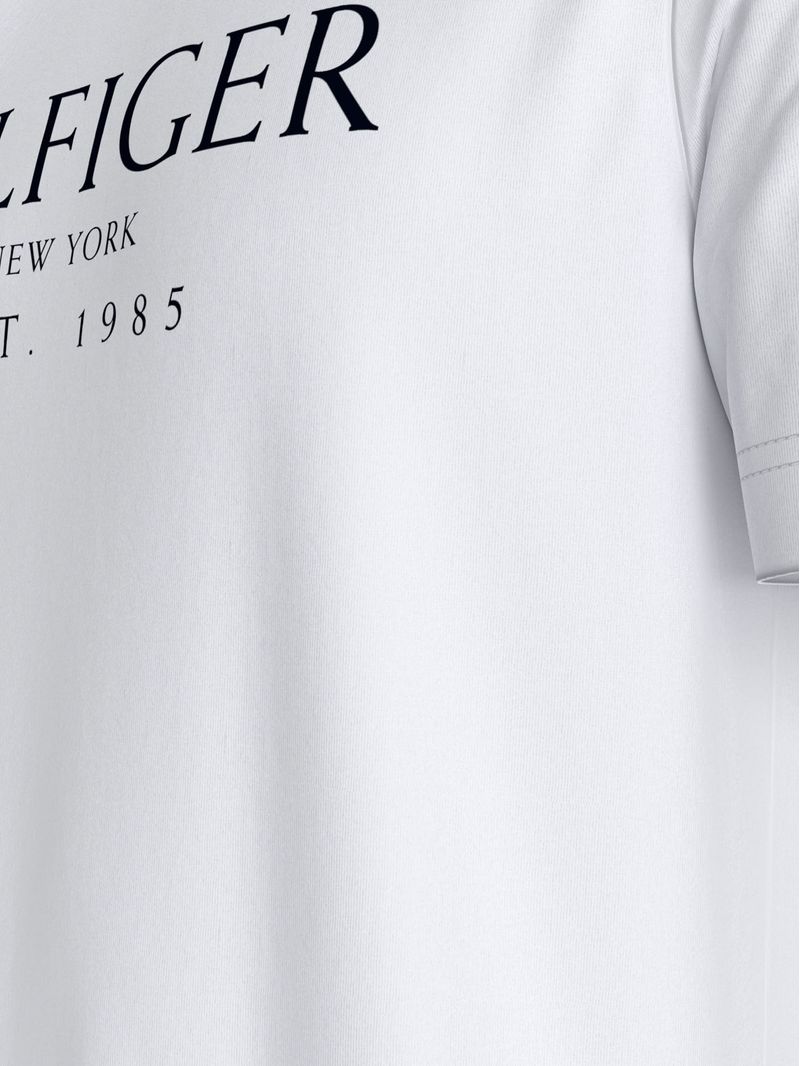 Remera-con-logo-monotipo