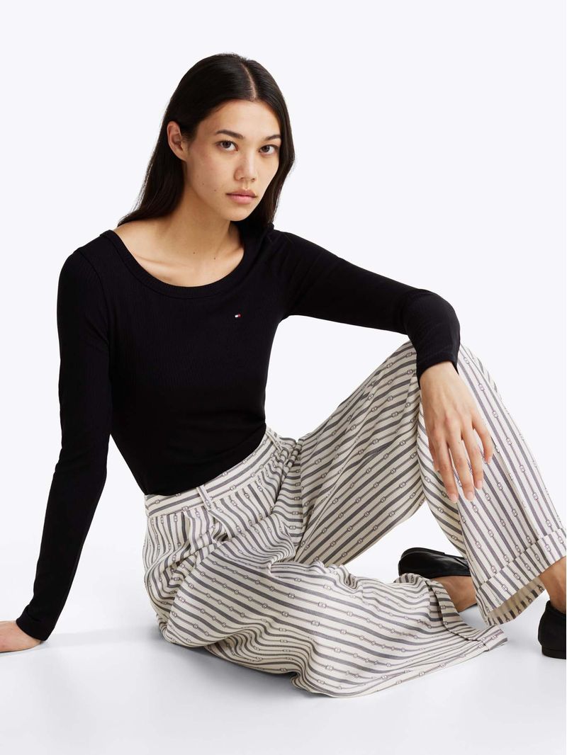 Remera-acanalada-slim-de-manga-larga