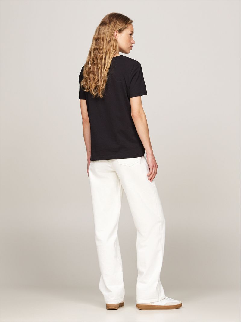 Remera-con-cuello-redondo-y-logo-distintivo