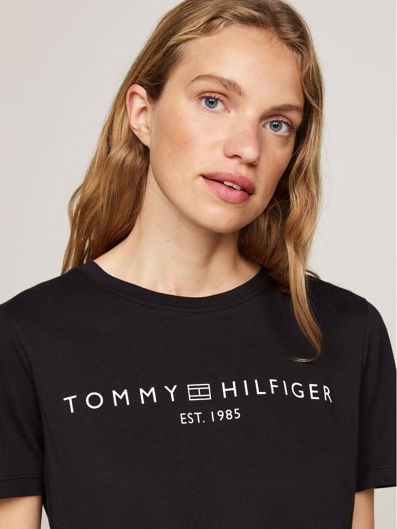 Remera-con-cuello-redondo-y-logo-distintivo
