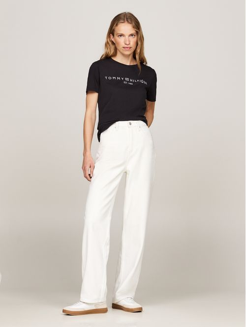 Remera con cuello redondo y logo distintivo