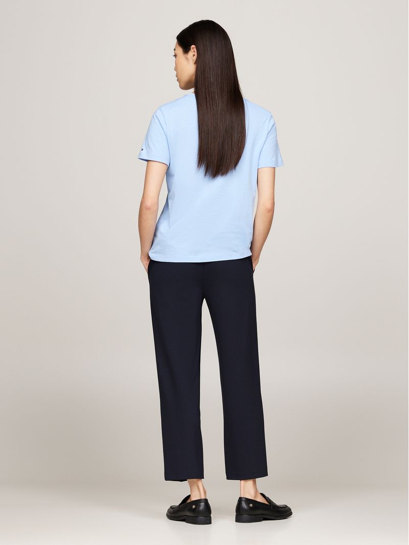 Remera-con-cuello-redondo-y-logo-distintivo