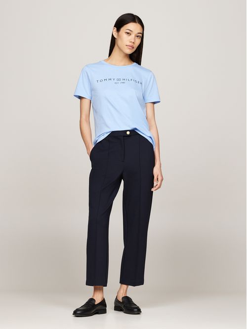 Remera con cuello redondo y logo distintivo